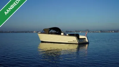 sloep op rustig water met cabrioletkap