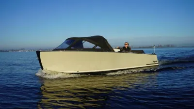 sloep op het water met kap en bemanning