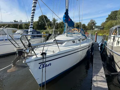 zeiljacht afgemeerd aan houten steiger