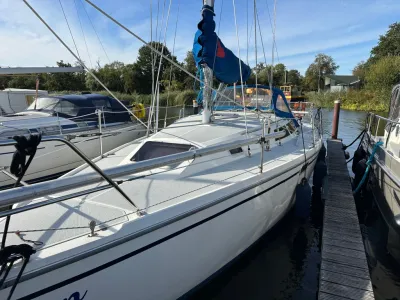 zeiljacht afgemeerd bij een steiger