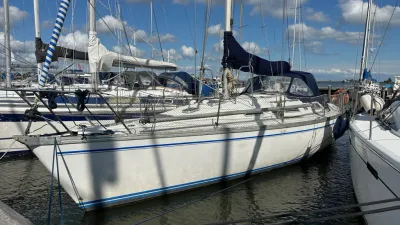 zeiljacht afgemeerd in jachthaven