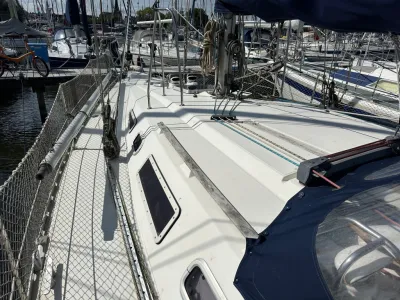 Dek van zeiljacht in jachthaven