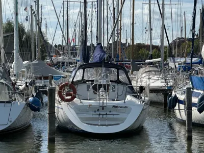 achteraanzicht zeiljacht in drukke jachthaven