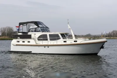 motorjacht op water bij bewolkte hemel