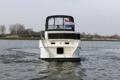 achterzijde motorjacht op het water