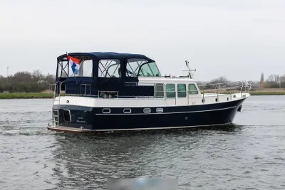 motorjacht varend op rivier