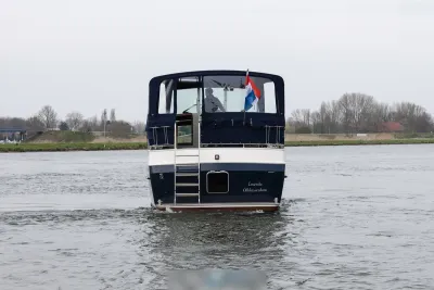 achteraanzicht motorjacht op water
