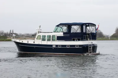 motorjacht op rivier met overkapping en vlag