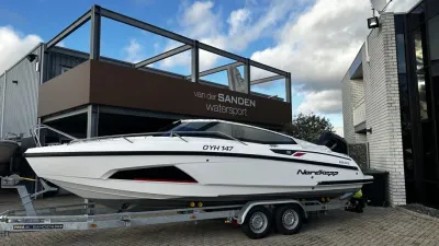 motorboot op trailer bij watersportbedrijf