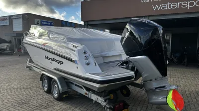 boot op aanhanger voor een watersportbedrijf