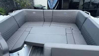 ruime zitbank en kussens in open cockpit