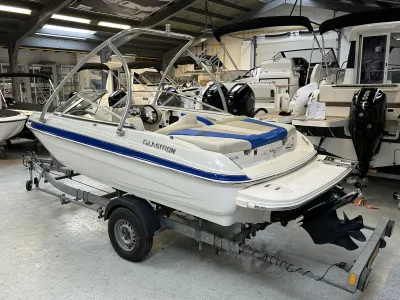 boot op trailer in showroom