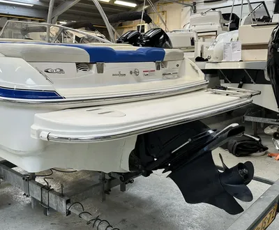 achterzijde van een boot in showroom