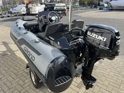 achteraanzicht van rib met console en motor