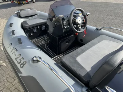 console en zitgedeelte van rib