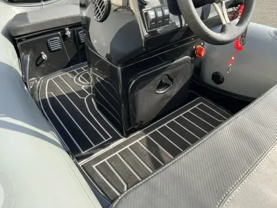 console en dek van RIB met stuur en zitkussen