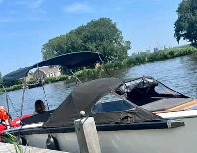 sloep afgemeerd bij houten steiger