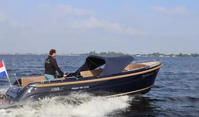 motorboot op open water met bestuurder