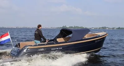 varende sloep op open water