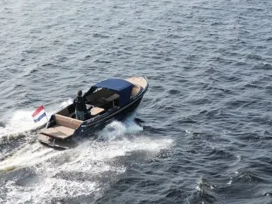 sloep varend op open water