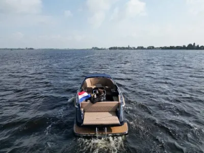motorboot op open water