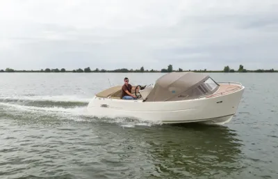 tender op water met bestuurder