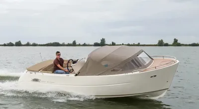 tender op het water met bestuurder