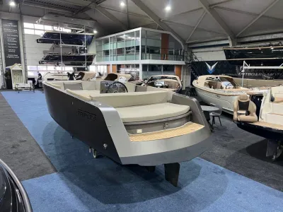 boot in binnenshowroom