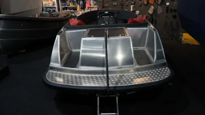 tender vooraan gezien in showroom