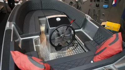 interieur van tender met stuurconsole en kussens