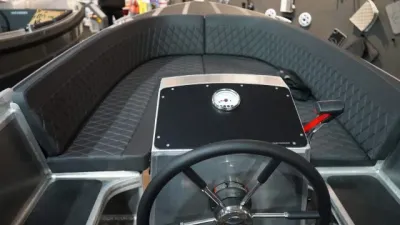 Interieur met stuurconsole en zitkussens