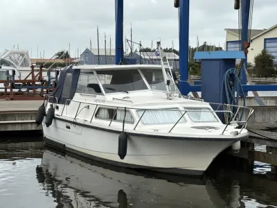 motorjacht afgemeerd in jachthaven