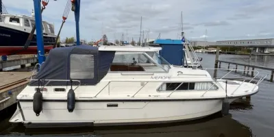 motorjacht afgemeerd in jachthaven