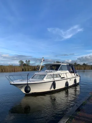 motorboot afgemeerd op rivier bij kade