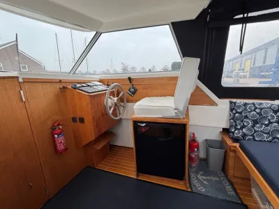 interieur met stuurstand en zitplaats