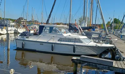 wit motorjacht afgemeerd in jachthaven