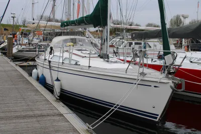 zeiljacht aangemeerd in jachthaven