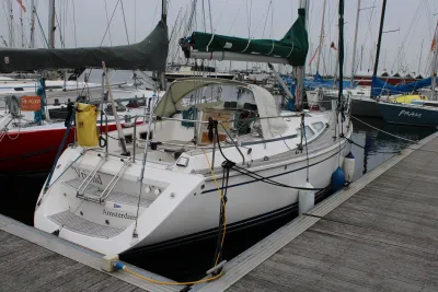 zeiljacht aangemeerd aan steiger