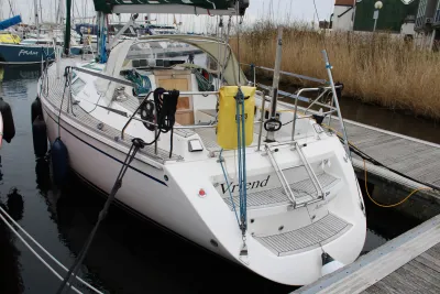 zeiljacht aangemeerd in haven