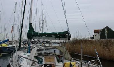 zeiljacht aangemeerd in een jachthaven