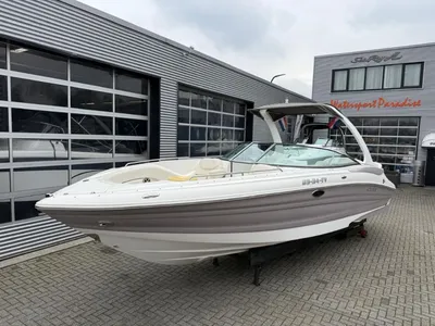 sportieve bowrider bij bedrijfspand