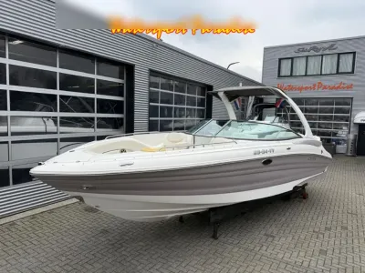 sportieve bowrider bij bedrijfspand