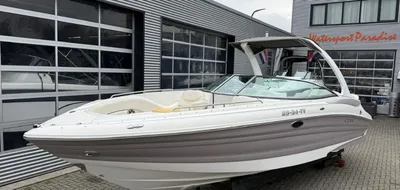 sportieve bowrider bij bedrijfspand