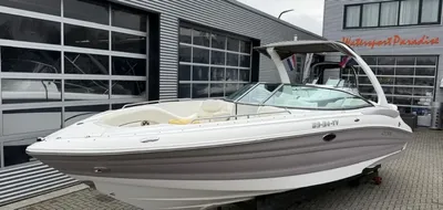 sportieve bowrider bij bedrijfspand