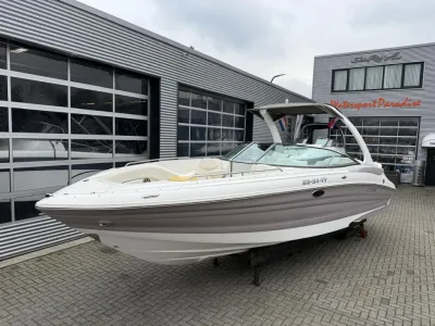 bowrider op trailer bij bedrijfspand
