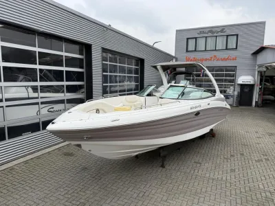 Bowrider op terrein bij watersportbedrijf