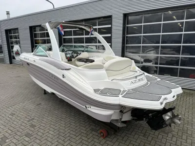 witte bowrider op trailer voor loods