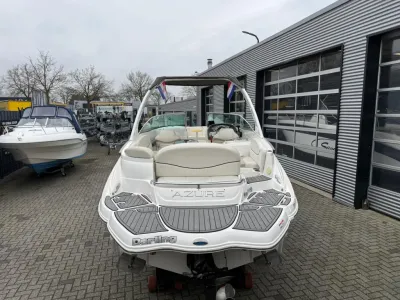 achteraanzicht van witte sportboot op parkeerplaats