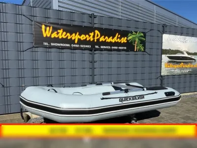 opblaasbare rubberboot bij showroom