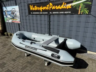 rubberboot bij showroom